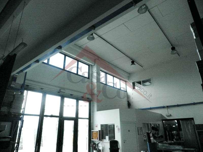 negozio in vendita a Modena in zona Madonnina / Quattro Ville