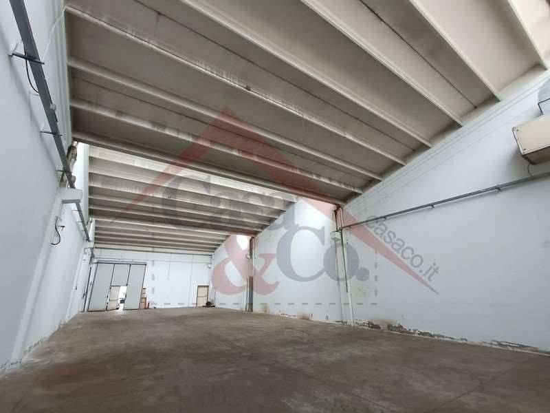 locale commerciale in vendita a Modena in zona San Lazzaro / Modena Est