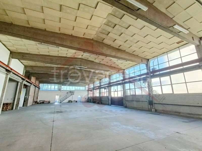 locale commerciale in vendita a Modena in zona Crocetta