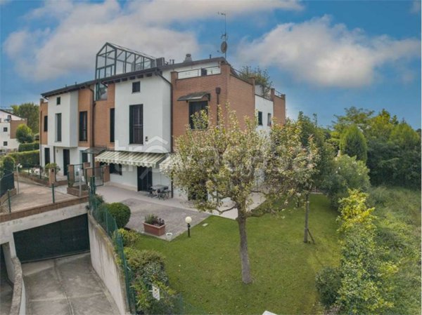 casa indipendente in vendita a Modena in zona Cognento
