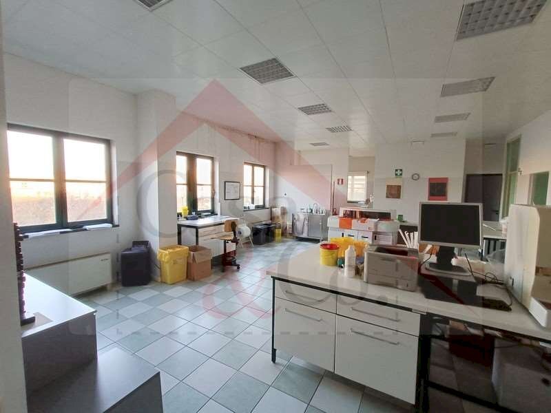 ufficio in vendita a Modena in zona San Lazzaro / Modena Est