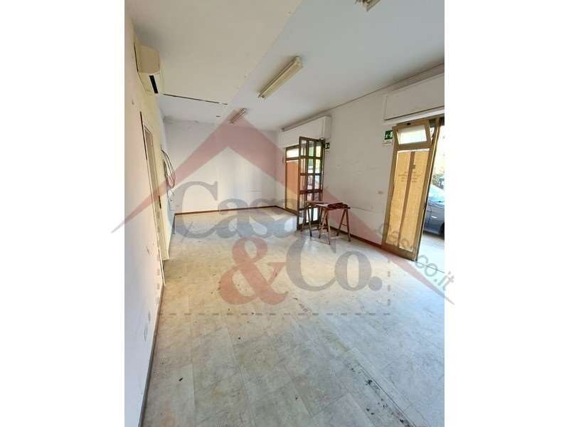 negozio in vendita a Modena in zona Madonnina / Quattro Ville