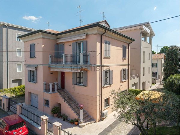 casa indipendente in vendita a Modena in zona Amendola