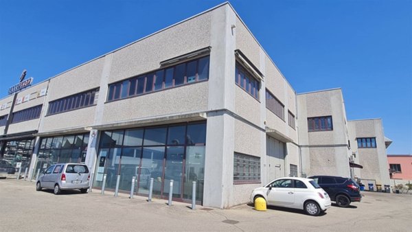 locale commerciale in vendita a Modena