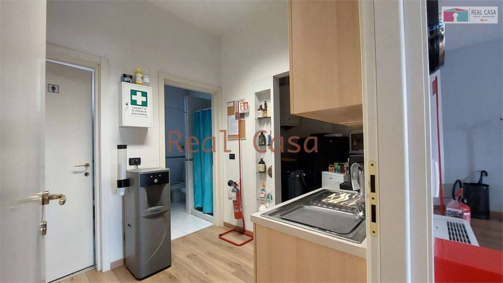 ufficio in vendita a Modena in zona Crocetta