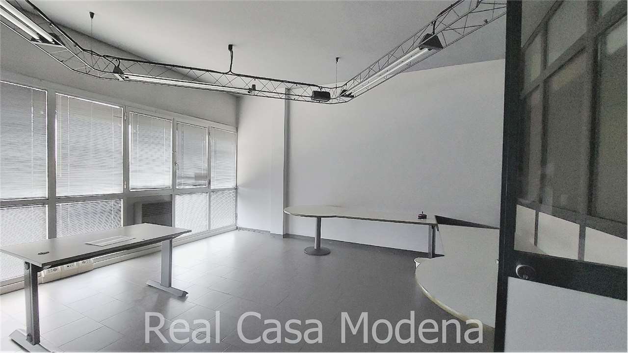 ufficio in vendita a Modena in zona Madonnina / Quattro Ville