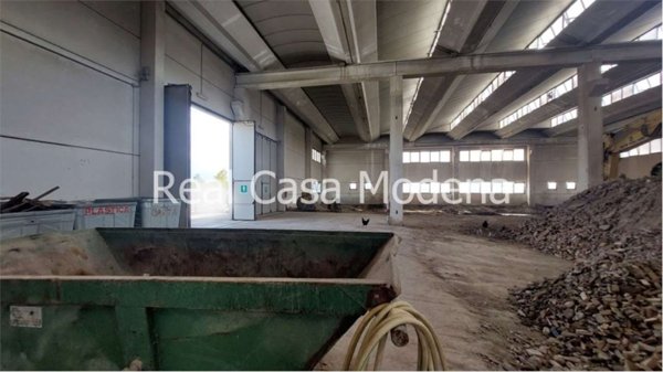 locale commerciale in vendita a Modena in zona Crocetta