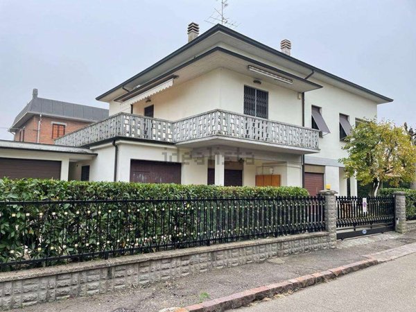 casa indipendente in vendita a Modena in zona Crocetta
