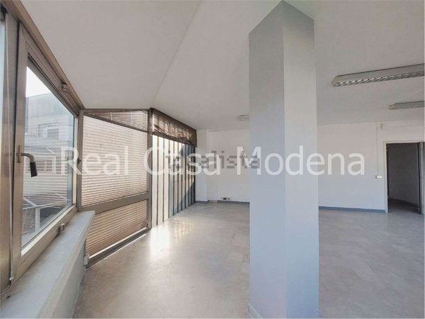 ufficio in vendita a Modena in zona San Faustino