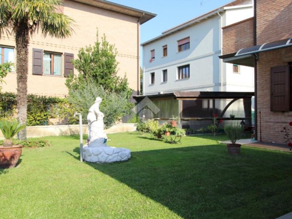 casa indipendente in vendita a Modena