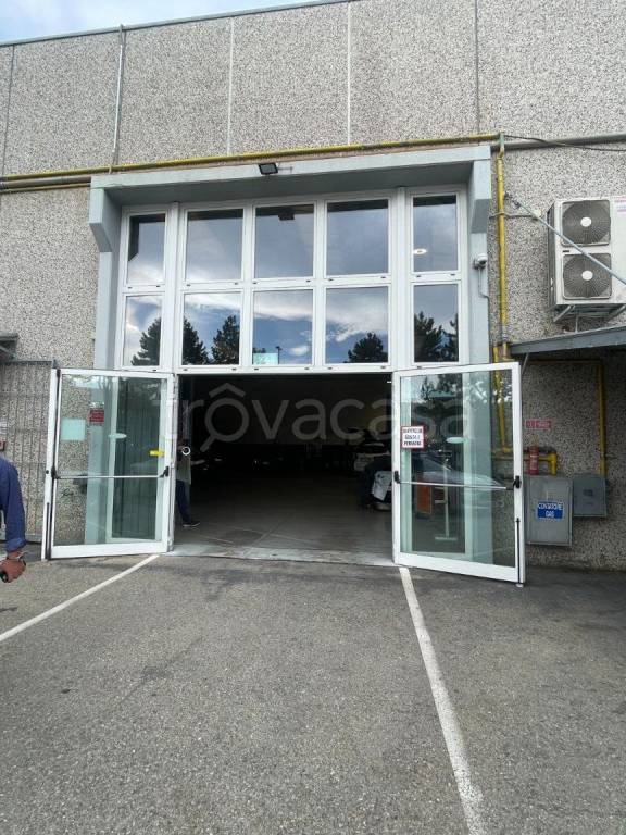 negozio in vendita a Modena in zona San Lazzaro / Modena Est