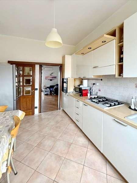 appartamento in vendita a Modena in zona Madonnina / Quattro Ville