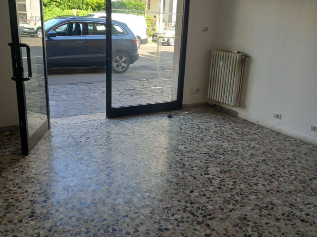 negozio in vendita a Modena in zona Buon Pastore