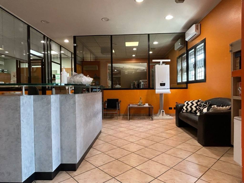 locale commerciale in vendita a Modena