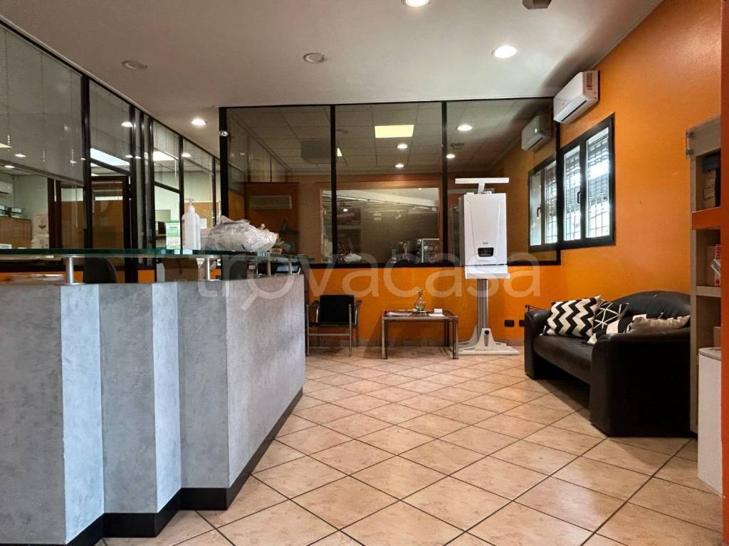 locale commerciale in vendita a Modena