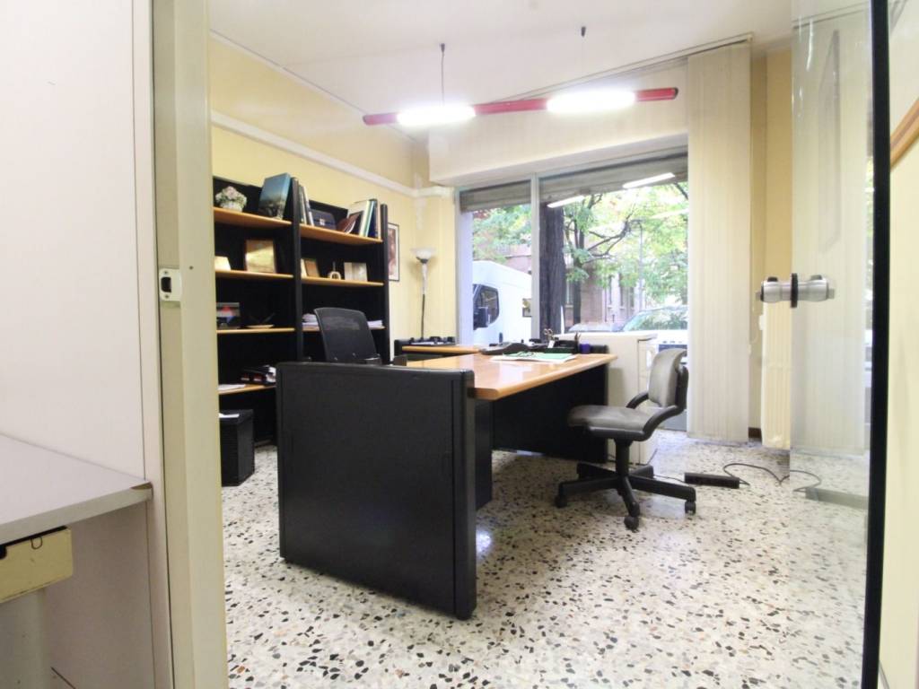 negozio in vendita a Modena in zona San Lazzaro / Modena Est