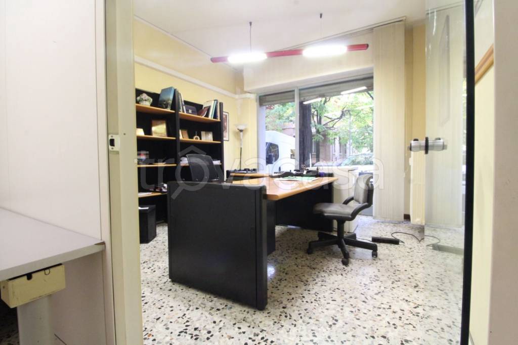 negozio in vendita a Modena