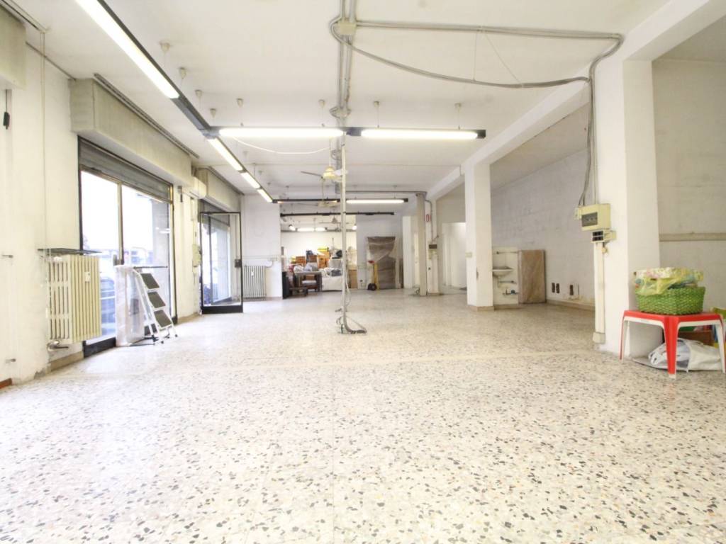 negozio in vendita a Modena in zona San Lazzaro / Modena Est