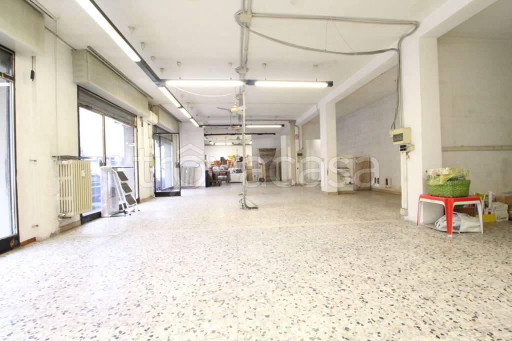 negozio in vendita a Modena