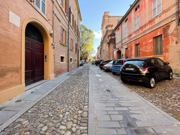 appartamento in vendita a Modena in zona Centro Storico
