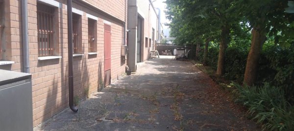 capannone in vendita a Modena in zona Crocetta