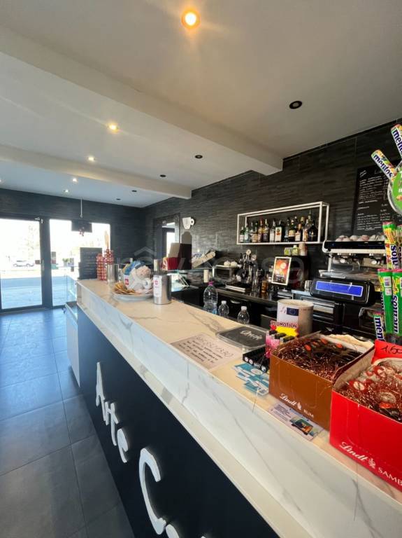 negozio in vendita a Modena in zona Madonnina / Quattro Ville