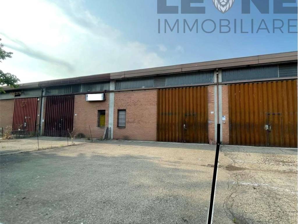 locale commerciale in vendita a Modena in zona Buon Pastore
