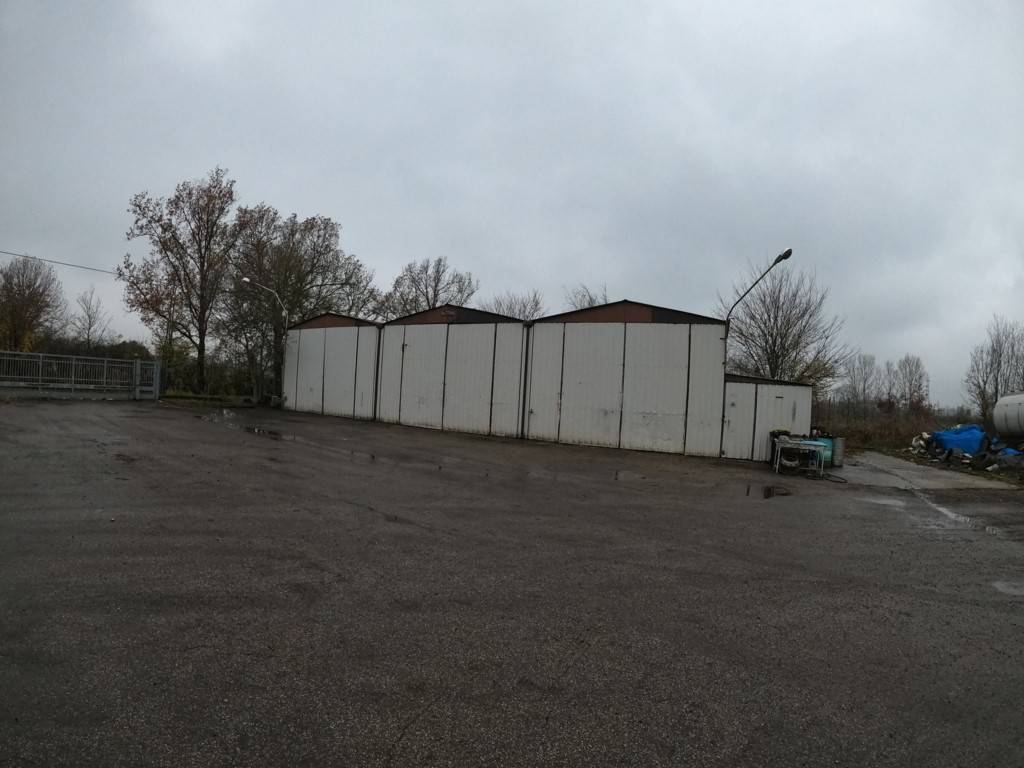 negozio in vendita a Modena in zona Madonnina / Quattro Ville