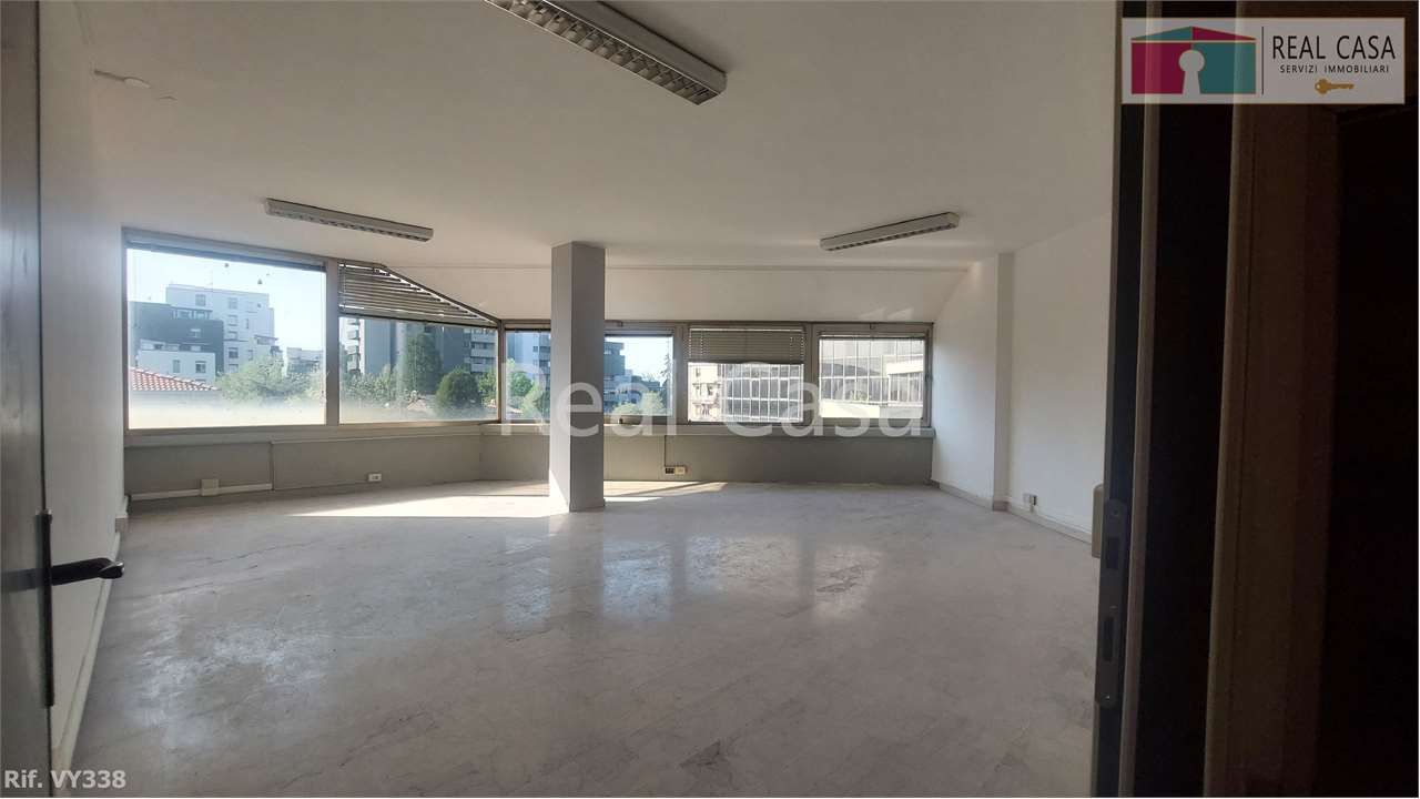 ufficio in vendita a Modena in zona San Faustino