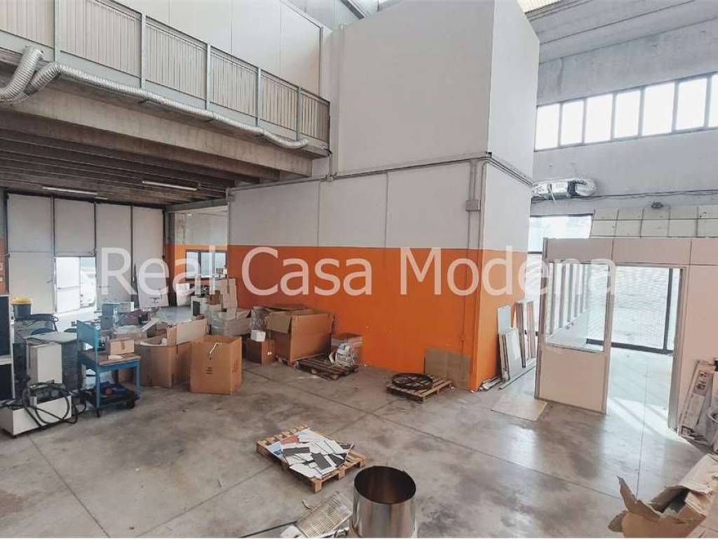 locale commerciale in vendita a Modena in zona San Lazzaro / Modena Est