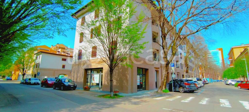 negozio in vendita a Modena in zona Crocetta