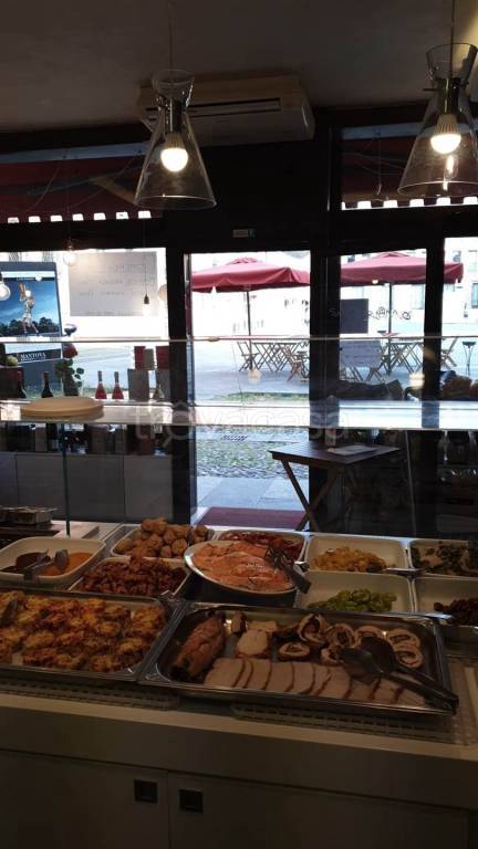 negozio in vendita a Modena in zona Centro Storico