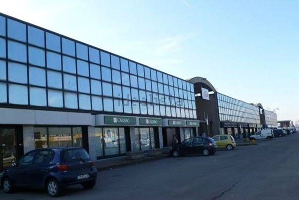 negozio in vendita a Modena in zona Madonnina / Quattro Ville