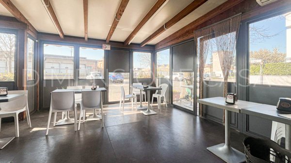 negozio in vendita a Modena in zona Madonnina / Quattro Ville