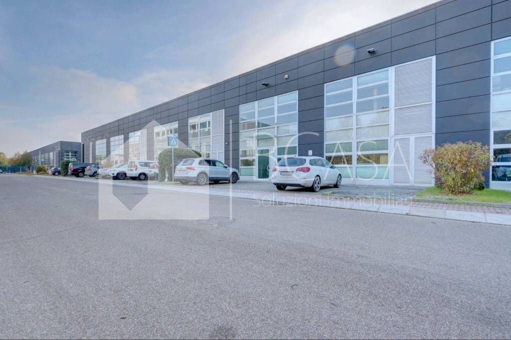 locale commerciale in vendita a Modena in zona Crocetta