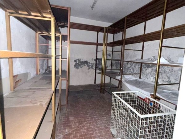 negozio in vendita a Modena in zona Centro Storico