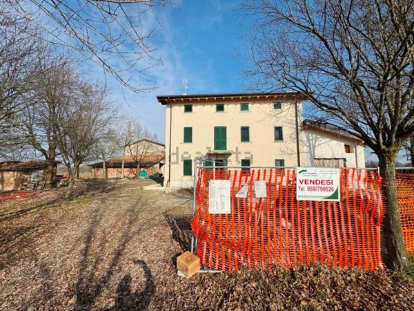 casa indipendente in vendita a Modena in zona Centro Storico