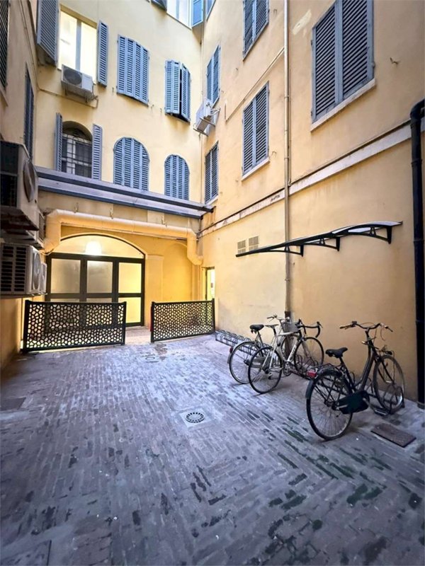 appartamento in vendita a Modena in zona Centro Storico