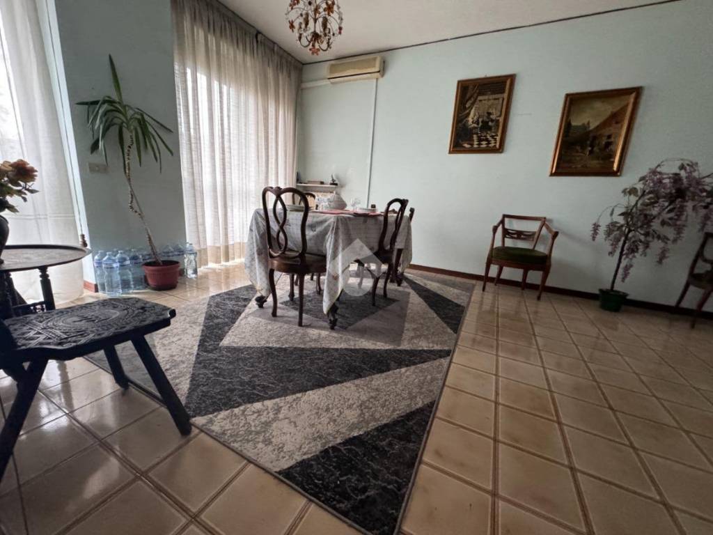 appartamento in vendita a Modena in zona Amendola