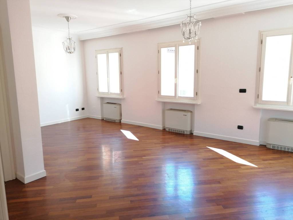 appartamento in vendita a Modena in zona Centro Storico