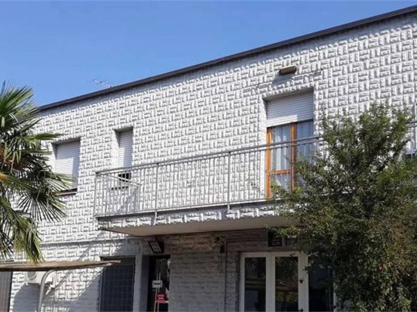 locale commerciale in vendita a Modena in zona San Lazzaro / Modena Est