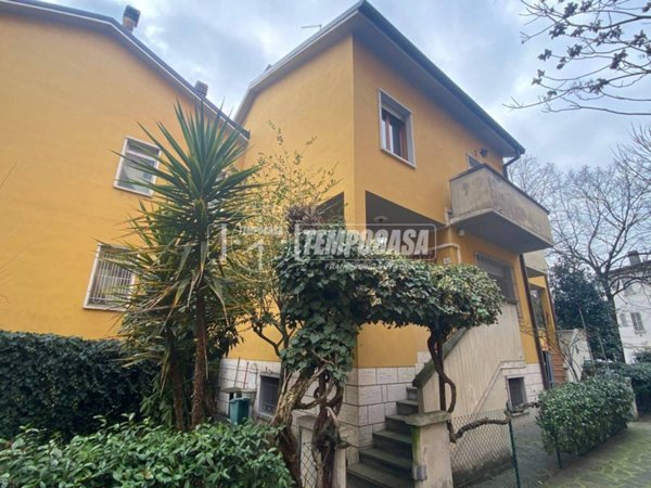 casa indipendente in vendita a Modena in zona Centro Storico