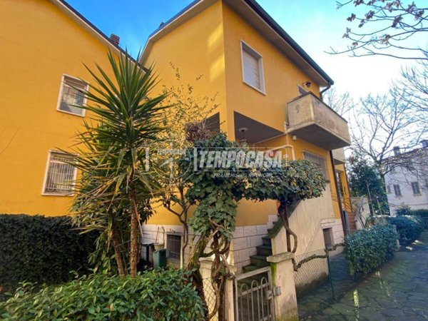 casa indipendente in vendita a Modena in zona Centro Storico