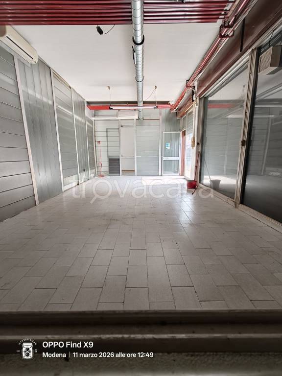 locale commerciale in vendita a Modena in zona Madonnina / Quattro Ville