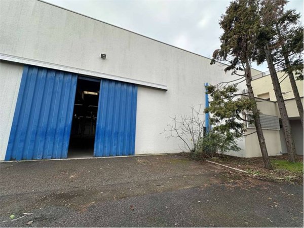 locale commerciale in vendita a Modena in zona San Lazzaro / Modena Est