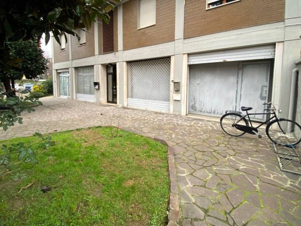 negozio in vendita a Modena in zona Buon Pastore