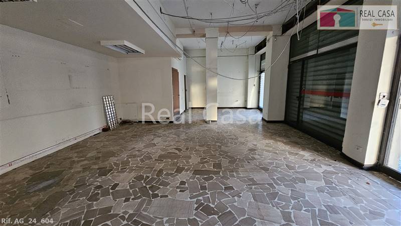 negozio in vendita a Modena in zona Centro Storico