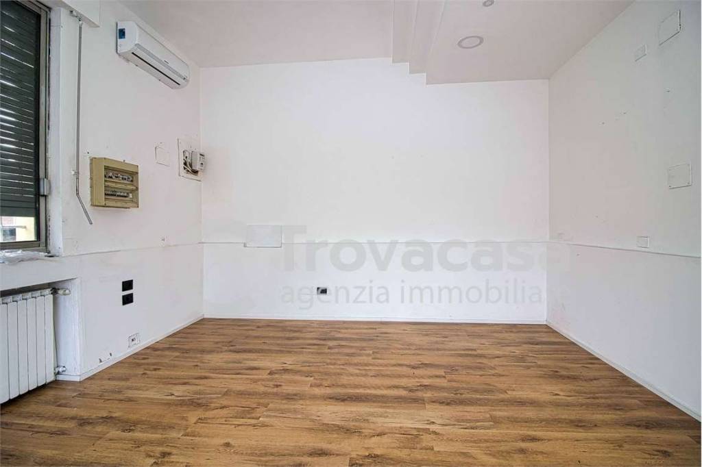 negozio in vendita a Modena in zona Crocetta