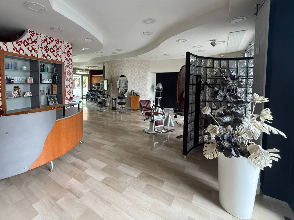 locale commerciale in vendita a Modena in zona Buon Pastore