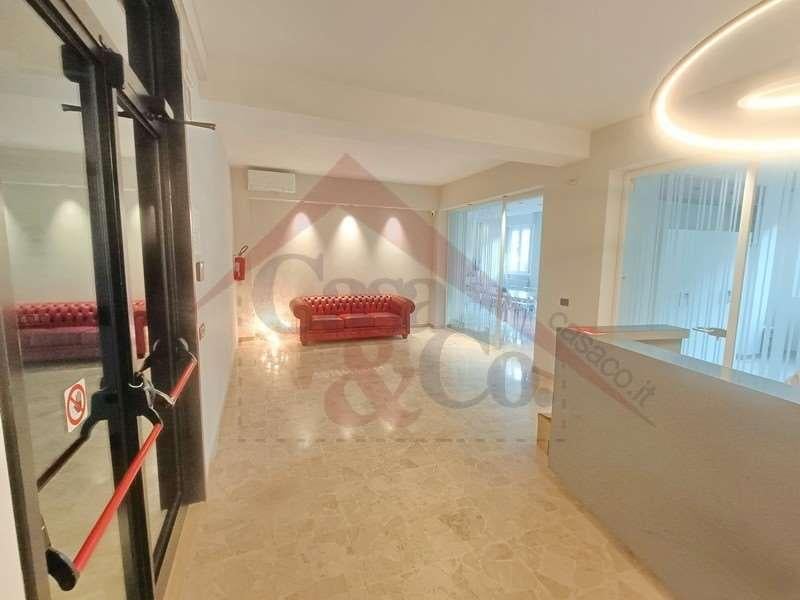 ufficio in vendita a Modena in zona Madonnina / Quattro Ville